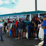 Las mochilas, maletas y sonrisas abundan en las distintas paradas del Gran Santo Domingo
