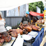 Vendedores de cerdo asado en Santo Domingo muestran reflexiones distintas en vísperas de Nochebuena