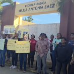 Padres de estudiantes paralizan docencia en escuela de Pedro Brand