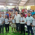 Presidente Abinader entrega 517 títulos de propiedad a familias en Neyba