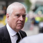 El rey Carlos III expresa preocupación por escándalo que vincula al expríncipe Andrés con Epstein