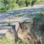 Peligro por derrumbe en la entrada principal de Villa Isabela, en Puerto Plata
