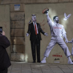 Un grafiti de Bad Bunny en el centro de Barcelona reivindica la paz frente a Trump
