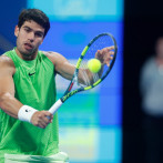 Carlos Alcaraz salva dos puntos de set y avanza a los octavos de final en Doha