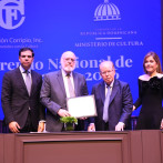 Entregan Premio Nacional de Literatura a Pedro Vergés