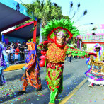 Desfile del Carnaval llena de colores el malecón DN