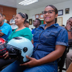 Asociación entrega 2,500 cascos a motoristas para reducir secuelas por accidentes