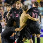 Hincha accede al terreno y derriba a Lionel Messi