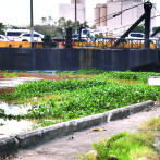 Las Lilas y objetos de todo tipo llegan otra vez al puente flotante del río Ozama