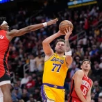 Doncic lleva a Lakers a su sexto triunfo seguido, Spurs hunden a Clippers en la NBA