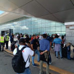 Pasajeros varados en el AILA protestan y piden respuestas