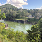 Denuncian que contaminación de presa de Hatillo agrava crisis económica de pescadores y comerciantes