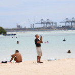 Boca Chica recibe bañistas en un Jueves Santo marcado por un clima gris