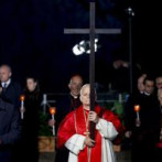 León XIV recupera la tradición de portar la cruz en multitudinario viacrucis en el Coliseo