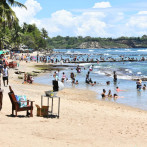 Bañistas disfrutan con calma y serenidad en playa Najayo