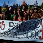 Miles de indígenas marchan por sus tierras