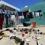 Duermen en el suelo y secan los colchones al sol: El panorama en Los Alcarrizos, tras inundaciones