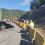 Decenas de vehículos varados tras socavón en carretera de San José de Ocoa