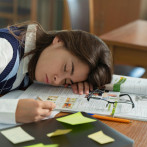 Desajuste entre horario escolar y reloj biológico favorece el estrés en adolescentes