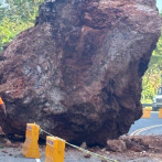 Deslizamiento de tierra y roca grande en Monte Plata obstruyen tránsito en la Autovía del Nordeste