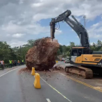 Inician demolición de roca que cayó en carretera Juan Pablo II, próximo a Samaná