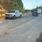 Restablecen tránsito en carretera Juan Pablo II tras deslizamiento de roca