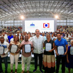 Abinader entrega títulos y techados escolares en el Gran Santo Domingo
