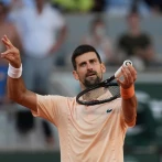 Djokovic consigue triunfo y Rybakina cae en el Abierto de Francia