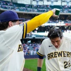 Cerveceros, sin hit en 7 innings, remontan en el octavo y vencen a los Cardenales