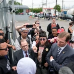 Congresistas visitan centro de detención