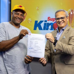 LEIDSA entrega certificado a camionero ganador de 25 millones con el Súper Kino Tv