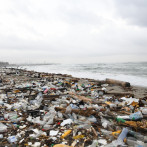 Plásticos asfixian la playa Los Gringos en Haina