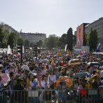 Medio millón de personas acompañan al papa en España entre gritos de júbilo y fuegos artificiales