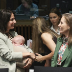 Ministra participa en reunión de la UE con su bebé en brazos.