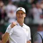 Sinner vence a Kecmanovic en cinco sets en la primera ronda de Wimbledon