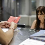 Casi 1,2 millones de inmigrantes han pedido regularizarse en España y 50 % tiene permiso temporal