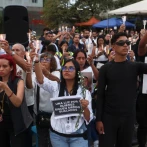 Venezolanos buscan solos a sus parientes bajo escombros