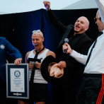 Pitbull rompe el récord Guinness por la mayor cantidad de personas usando calvas falsas