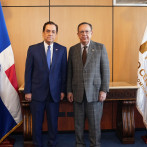 Gobernador del Banco Central recibe visita del embajador Tony Raful y estudiantes meritorios
