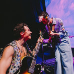 Harry Styles pide traducción y su guitarrista aprovecha para bromear: “Por favor, ayúdennos”
