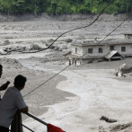 Al menos 16 muertos y 400 sin contacto en Nepal tras una riada en la frontera con China