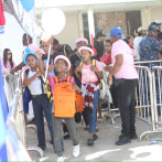 Plásticos por educación: niños reciben útiles escolares en jornada encabezada por Carolina Mejía
