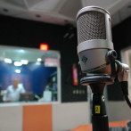 La música domina en la radio de la Capital, pero la palabra le pisa los talones
