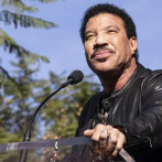 Lionel Richie sale del hospital tras someterse a pruebas de corazón