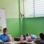 Grietas y columnas con acero expuesto reciben a estudiantes de escuela Paraguay