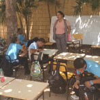 Una semana después del año escolar: clases debajo de árboles y escuelas en reparación