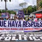 Familiares de presos políticos venezolanos entregan documento en la presidencia
