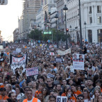 Una multitud marcha en Madrid contra el desahucio de Maricarmen, una mujer de 87 años