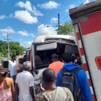 Ocho heridos tras choque entre autobús de pasajeros y un camión en la carretera Hato Mayor-SPM