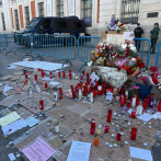 Con velas, flores y mensajes recuerdan a Maricarmen en la acampada de Sol en Madrid